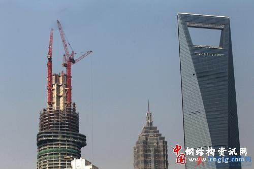 “上海中心”昨突破400米大關(guān) 身高月底超金茂大廈